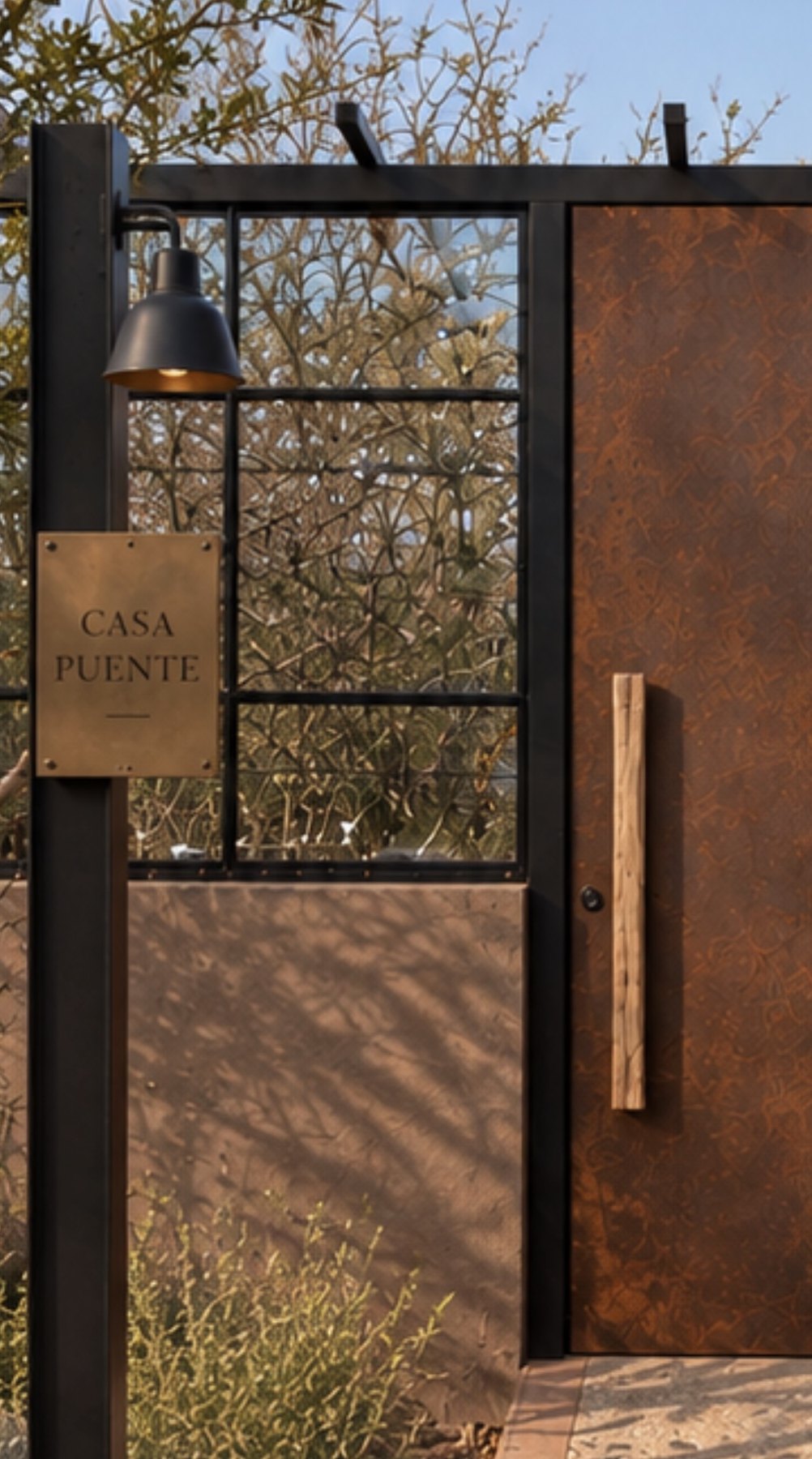 Entrada de Casa Puente, con su placa